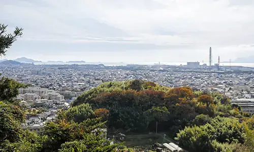 畑からは市街地越しに瀬戸内海の播磨灘、その向こうに小豆島も